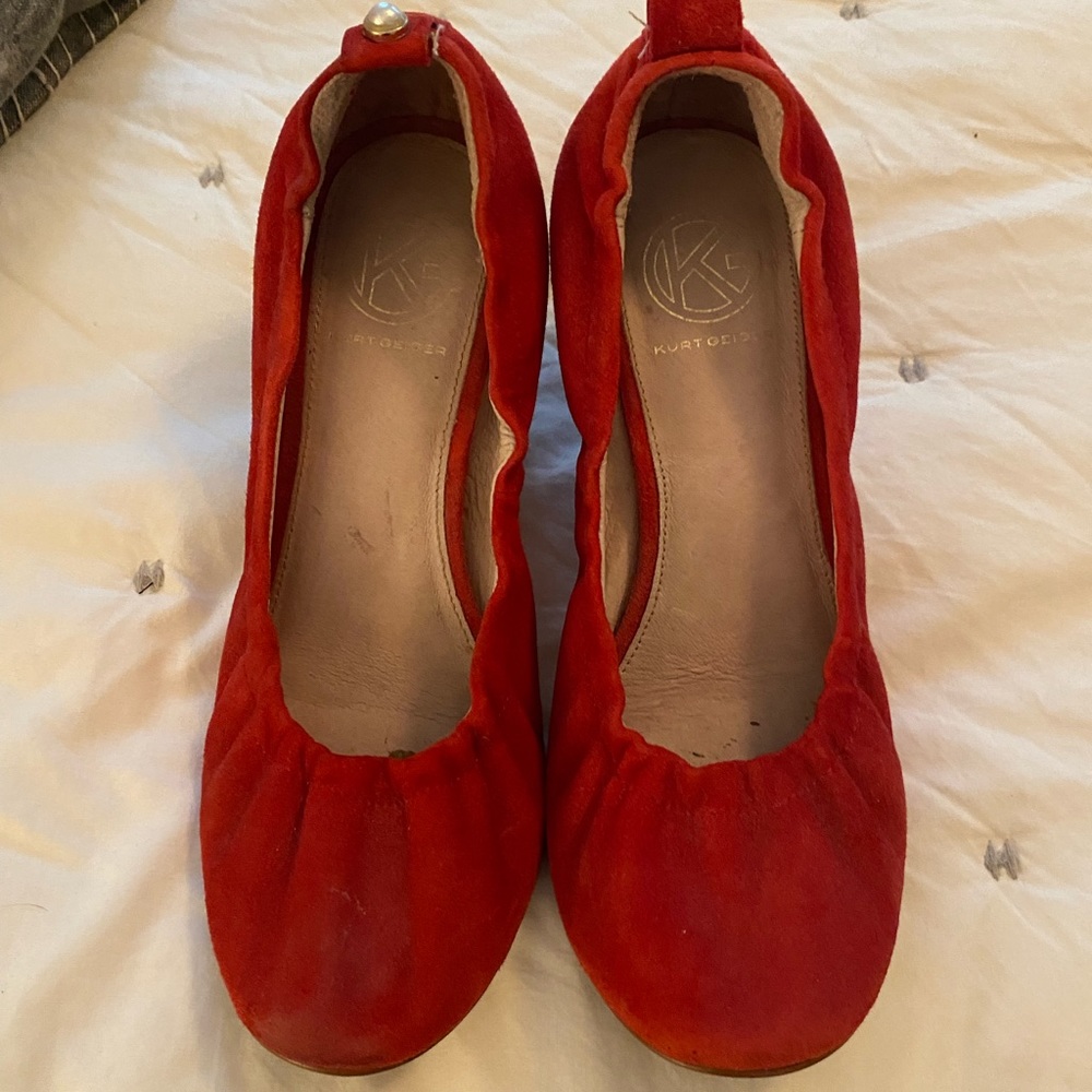 Adorable Kurt Geiger suede pumps